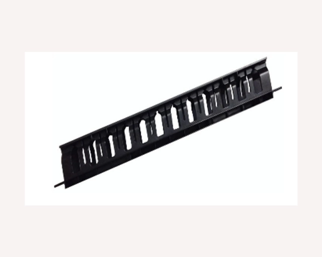 MAXPRO LINE Panel ranžirni 19 inča, kanalica, plastični, 1U 